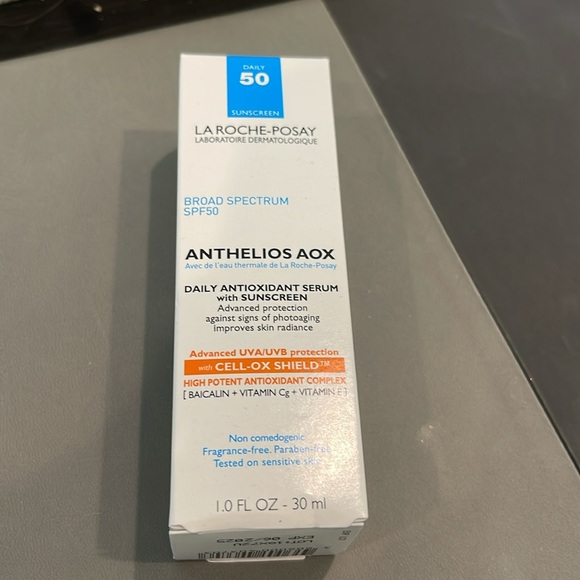 La Roche-Posay Anthelios AOX Daily Antioxidant Serum SPF 50 30ml NIB - Picture 2 of 5
